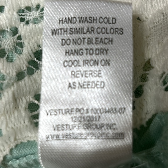 Chenault floral sleeveless top with lace detail at hem. Size Medium. - Picture 6 of 11